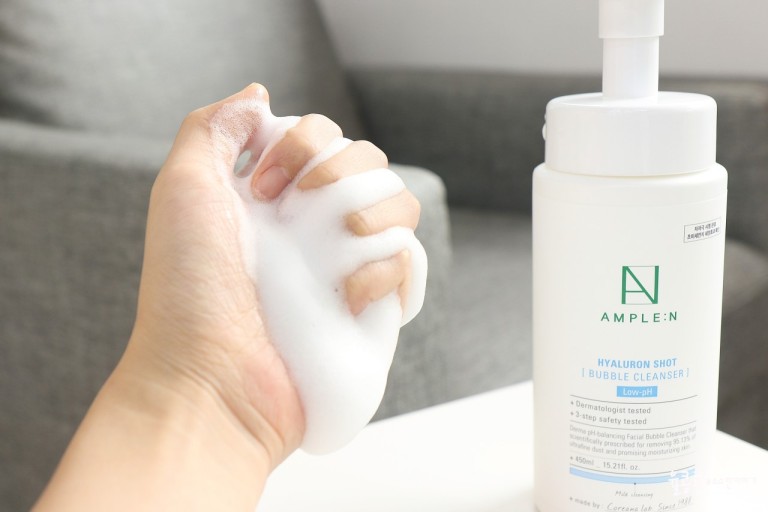 Sữa rửa mặt tạo bọt sẵn Ample:N Hyaluron Shot Bubble Cleanser 450ml