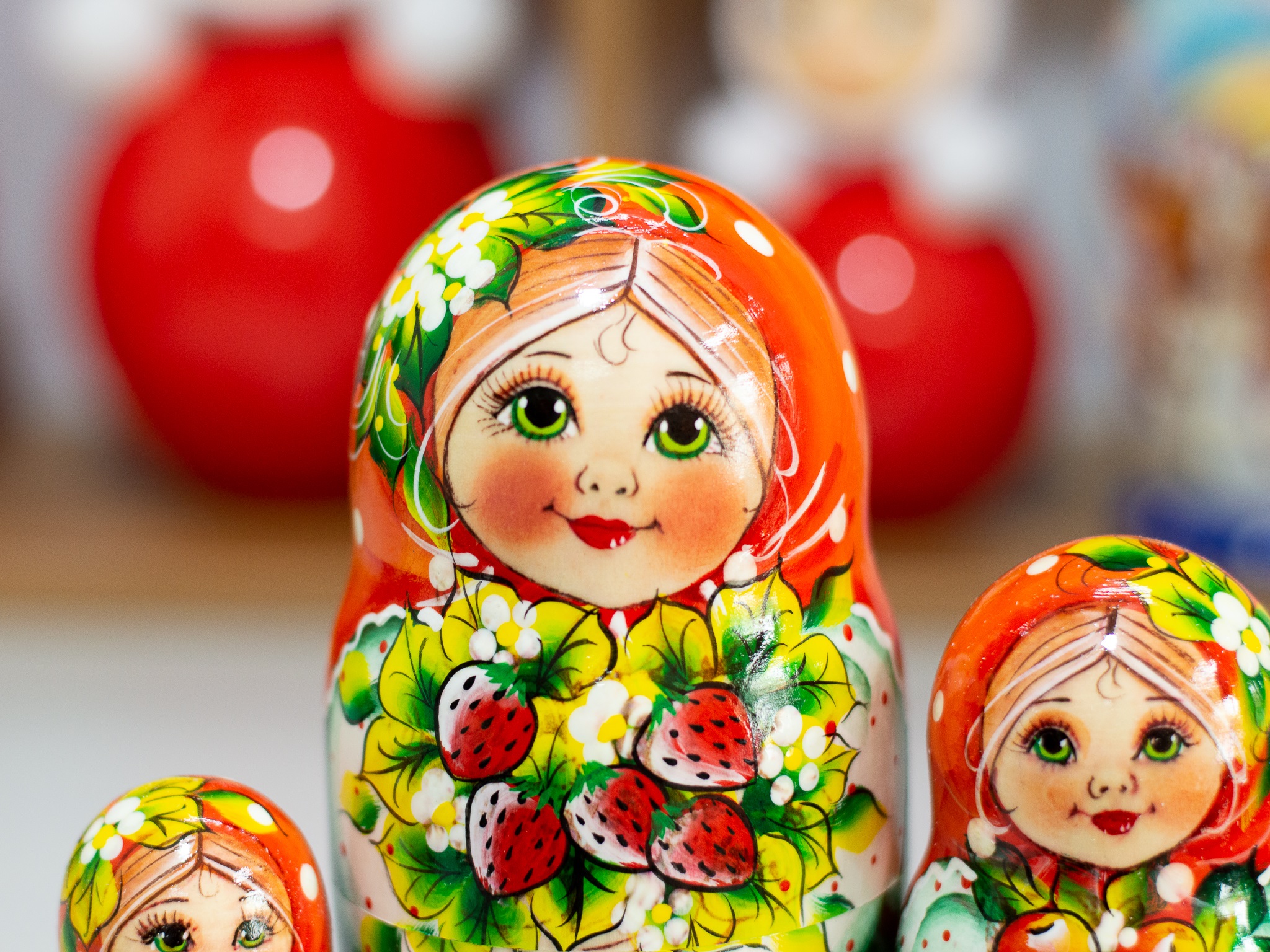 BỘ BÚP BÊ NGA MATRYOSHKA 5 LỚP 15CM HOA VĂN "MISA ÔM DÂU TÂY" RẤT ĐẸP