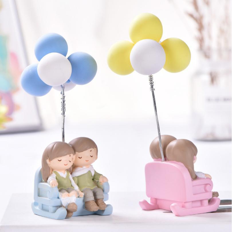 Mô Hình Cặp đôi ngồi ghế có bóng bay trang trí tiểu cảnh, decord mô hình quà tặng trang trí
