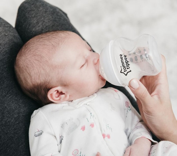 COMBO Ty Ngậm Silicon Siêu Nhẹ Cho Bé Tommee Tippee Ultra Light 0-6m &amp; Bình Sữa Ty Siêu Mềm Tommee Tippee 150ml