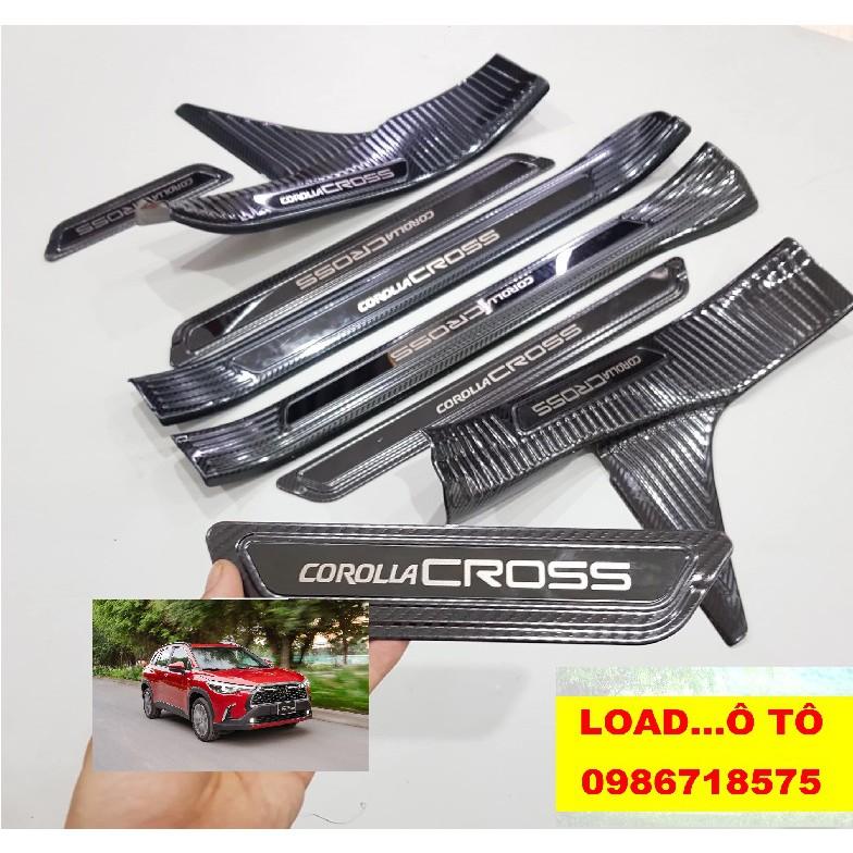 Ốp Bậc Cửa, Nẹp Bước Chân Xe Trong Ngoài Xe Toyota Cross 2023-2020 Chất Liệu Vân carbon Hàng Chữ Bóng Cao Cấp