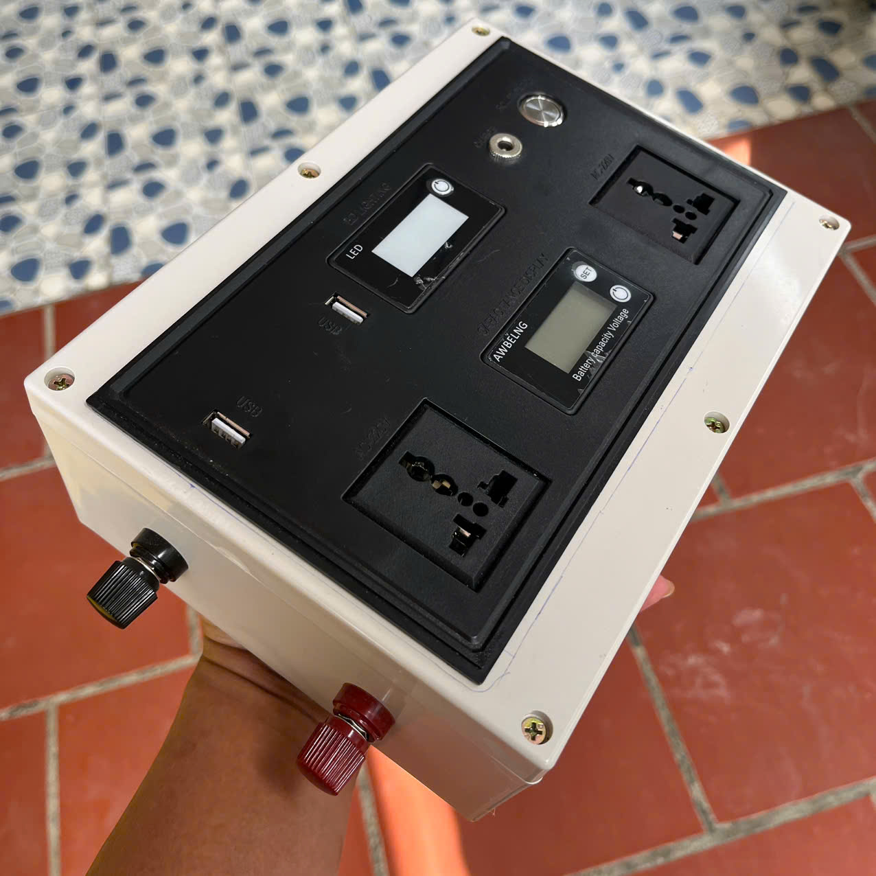 Bộ Kích Điện 24V → 220V 2000W Sóng Sin Chuẩn Nhật – Nguồn Điện Ổn Định, Có LED Hiển Thị, Dùng Cho Xe &amp; Gia Đình