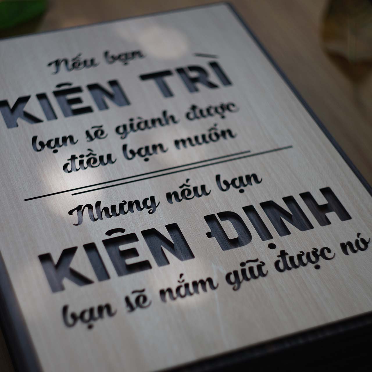 Tranh động lực TBIG104: Nếu bạn Kiên Trì bạn sẽ dành được điều bạn muốn, nhưng nếu bạn Kiên Định bạn sẽ giữ được nó