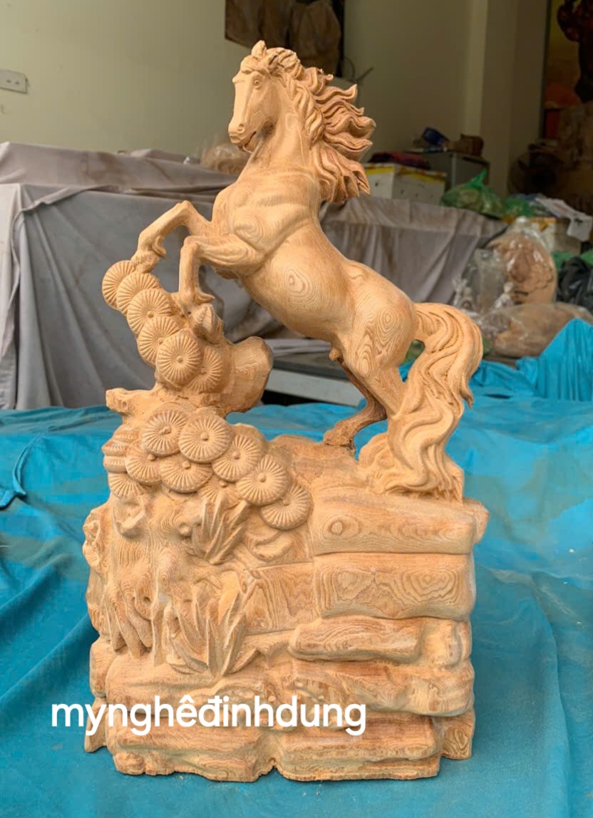 Tượng Tượng con ngựa phong thủy cầu tài lộc bằng gỗ ngọc Am thơm nức cao 40x14x9cm
