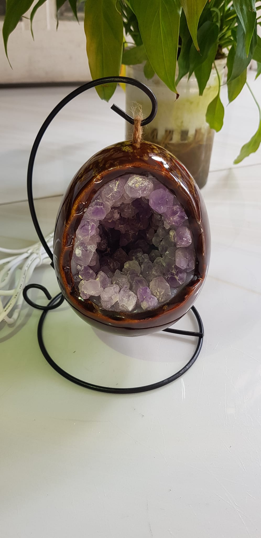Miếng thạch anh tím tự nhiên hốc sâu có đế kiểu có đèn điện công dụng hút tài lộc Size cả chân Cao 16cm đk 12cm miếng tím cao 10cm x đk 8cm Anh Chị để bàn trang trí nhà bàn thờ Thần Tài và treo trong phòng làm đèn ngủ may mắn màu tím thật sự rất tốt đẹp ạ