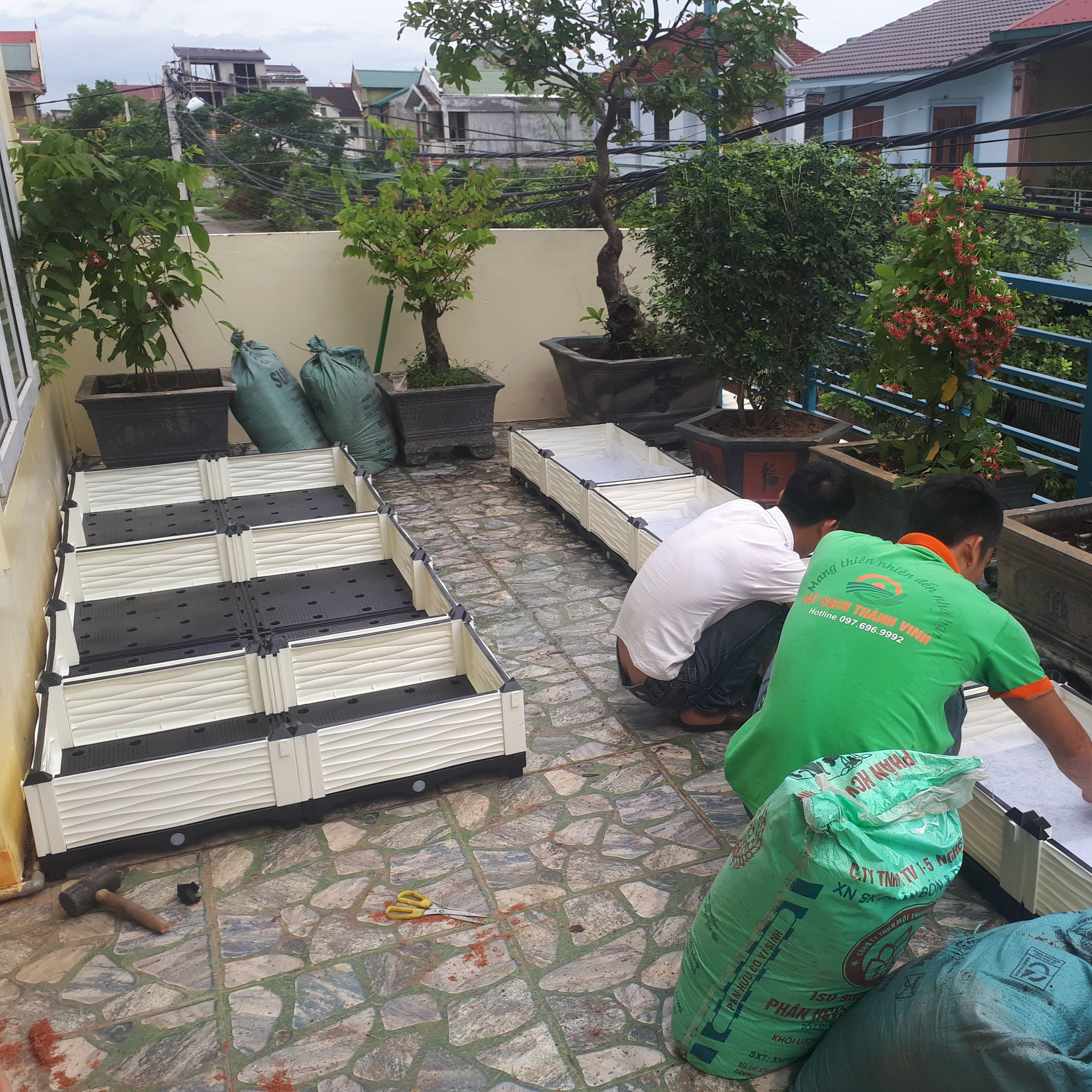 CHẬU GHÉP THÔNG MINH Cm: Bền từ 8-10 năm, phù hợp mọi cây trồng và không gian, Module tùy biến kích thước, an toàn, trọng lượng nhẹ, kết cấu chắc chắn, có khay trữ và thoát nước.