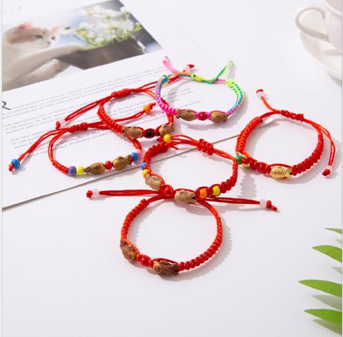 Vòng gỗ đàn hương đỏ hạt hình giọt nước tặng vòng chỉ đỏ may mắn