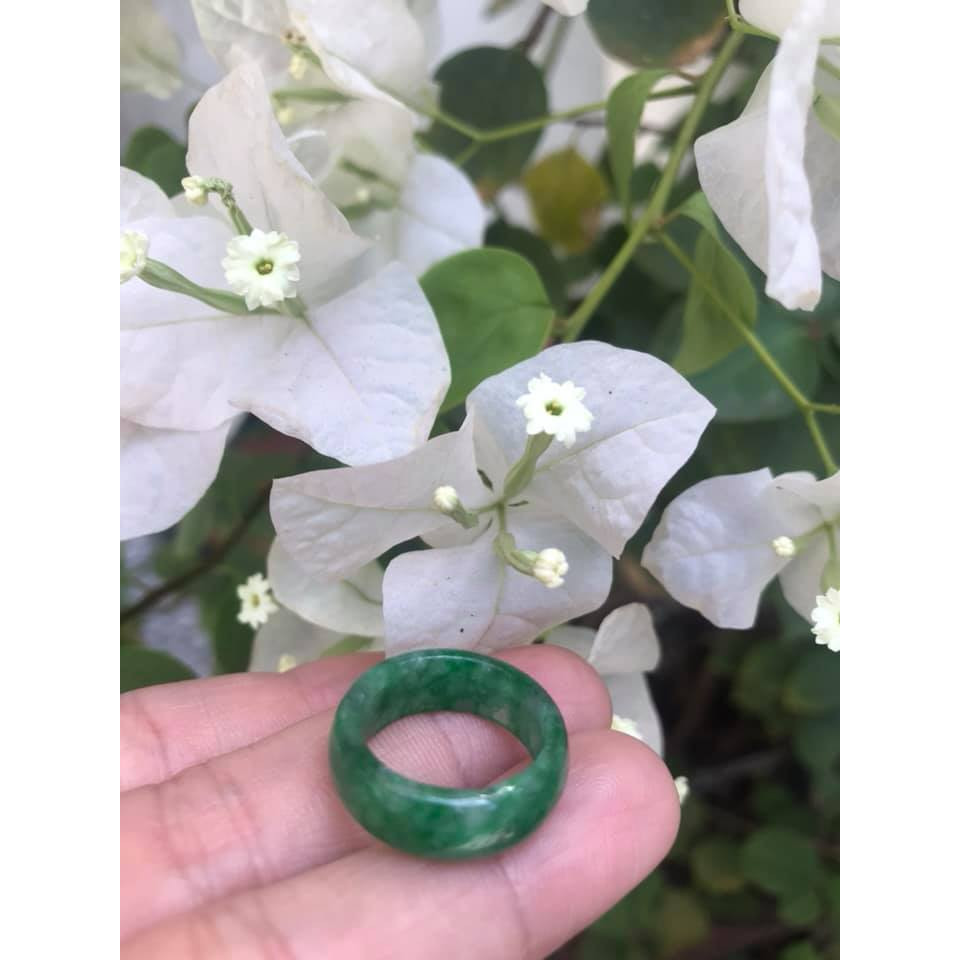 CHIẾC NHẪN ĐEO TAY MỚI NỮ NI 18MM X CAO 8MM X DẦY 3MM CHẤT LIỆU 100% ĐÁ CẨM THẠCH TỰ NHIÊN XANH TƯƠI ĐẸP ĐEO TAY RẤT SANG XINH Ạ