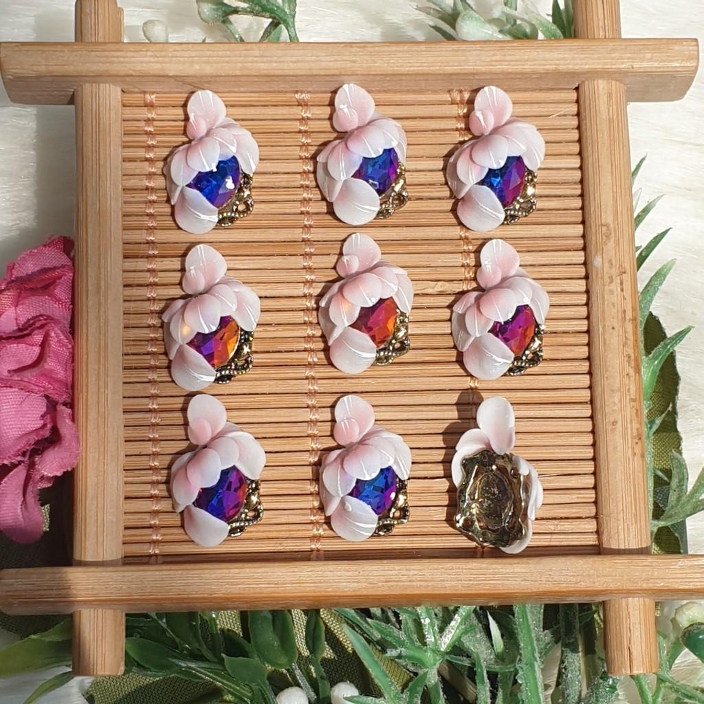 Hoa nửa ôm charm rắn đá khối BHY018