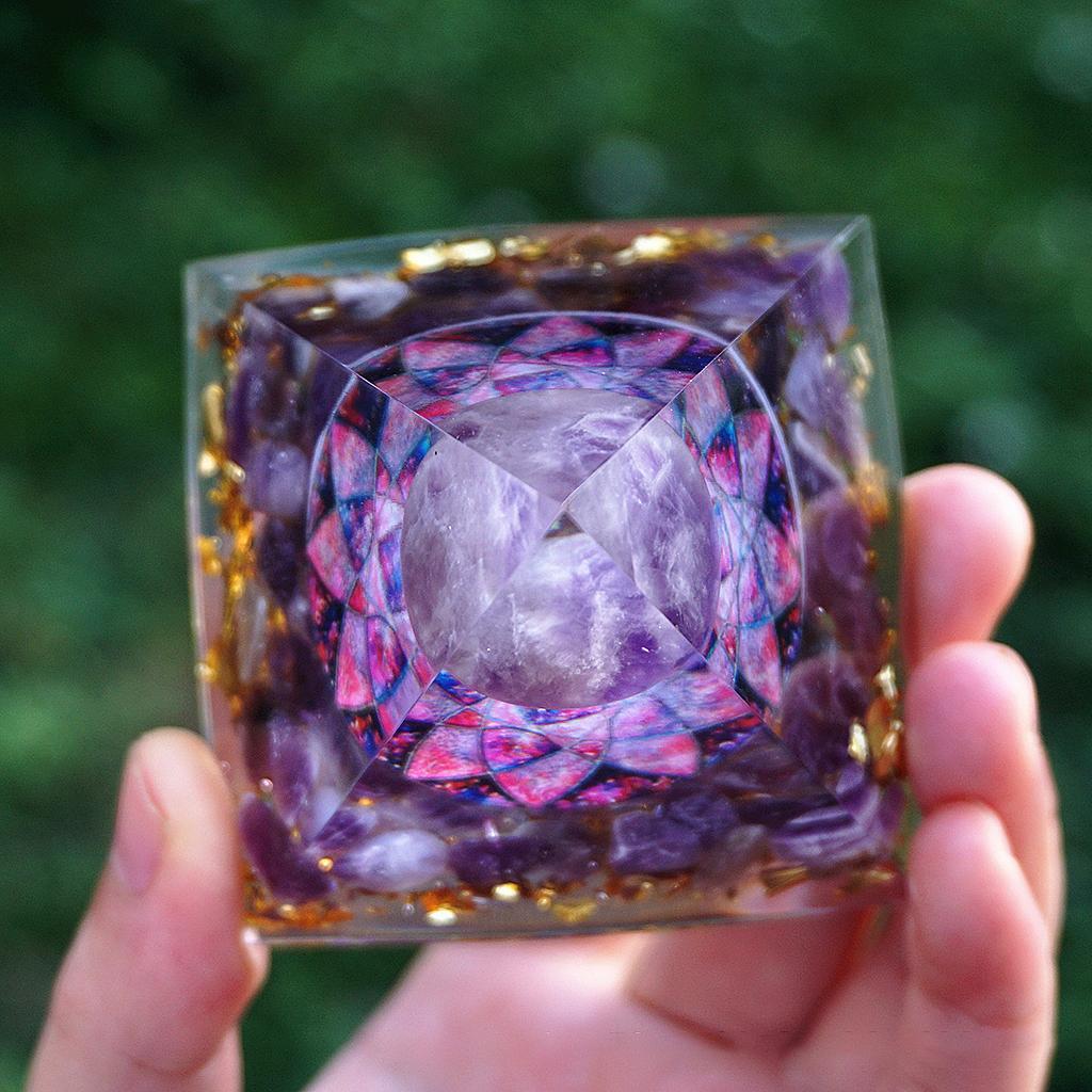 2 Pcs Crystal Pyramid Positive Energy Generator, Orgonite Amethyst Stone Home Decoration for Meditation & Reiki Heal-ing Figurine