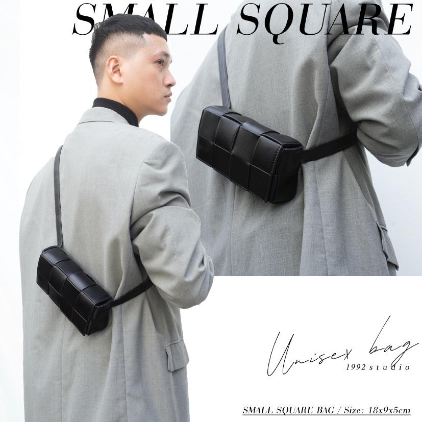 Túi xách bao tử unisex/ 1992 s t u d i o/ SMALL SQUARE BAG/ đeo chéo đeo hông, da đan, màu đen, size nhỏ