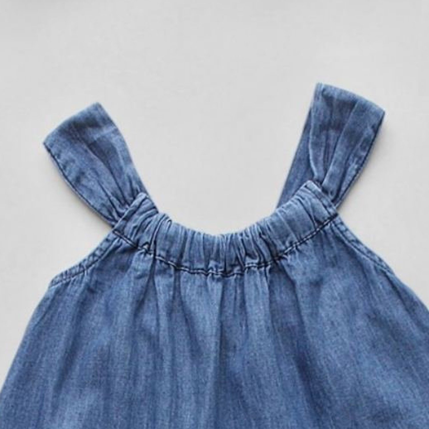 G00000613 (27-38kg) Đầm váy maxi jean xanh 2 dây bản to bé gái, chất jean giấy mềm mát