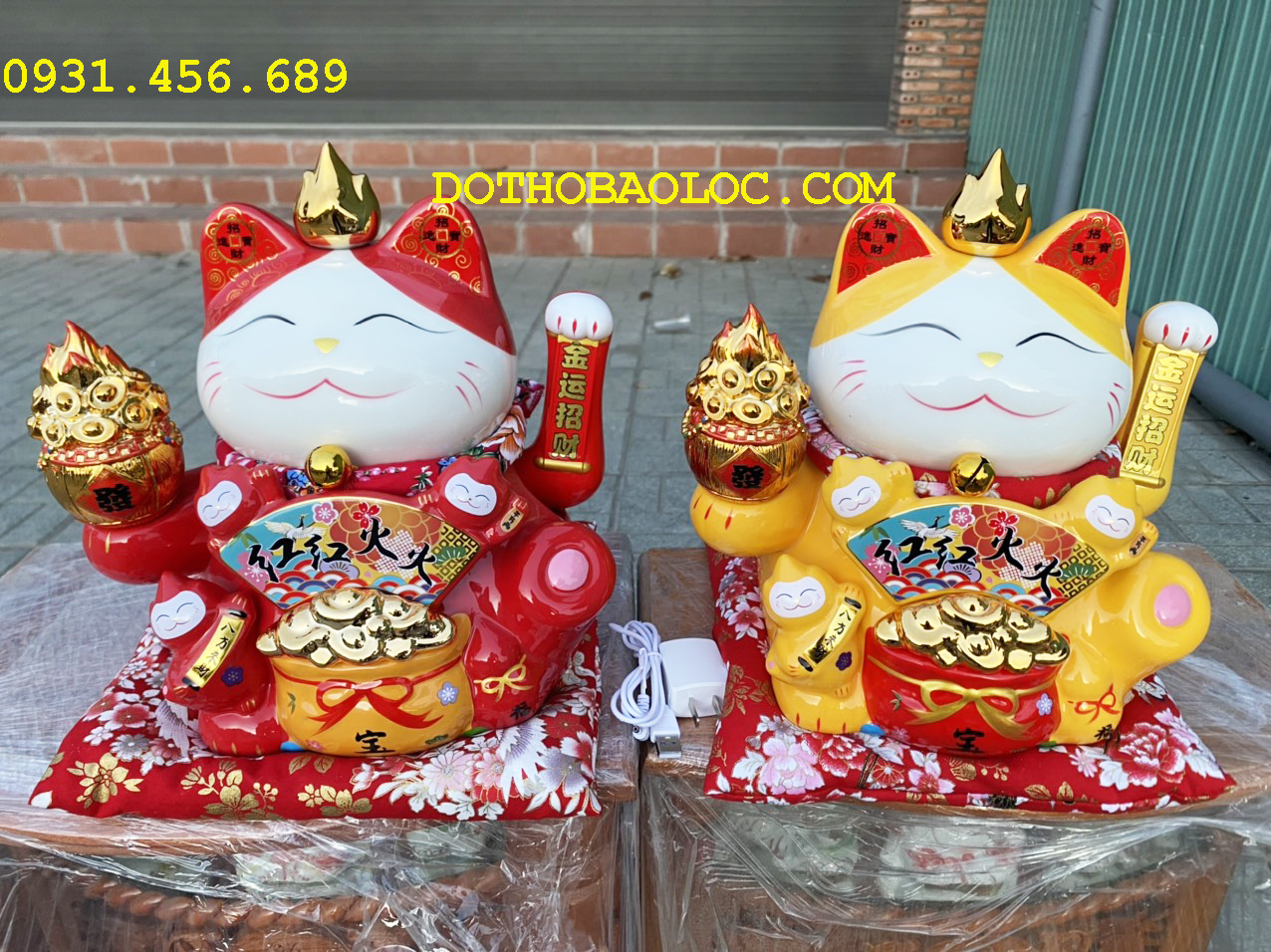 Mèo Thần Tài Hồng Phúc Tề Thiên mang lại may mắn cho gia chủ Cao 27cm - 2 màu: Vàng và Đỏ