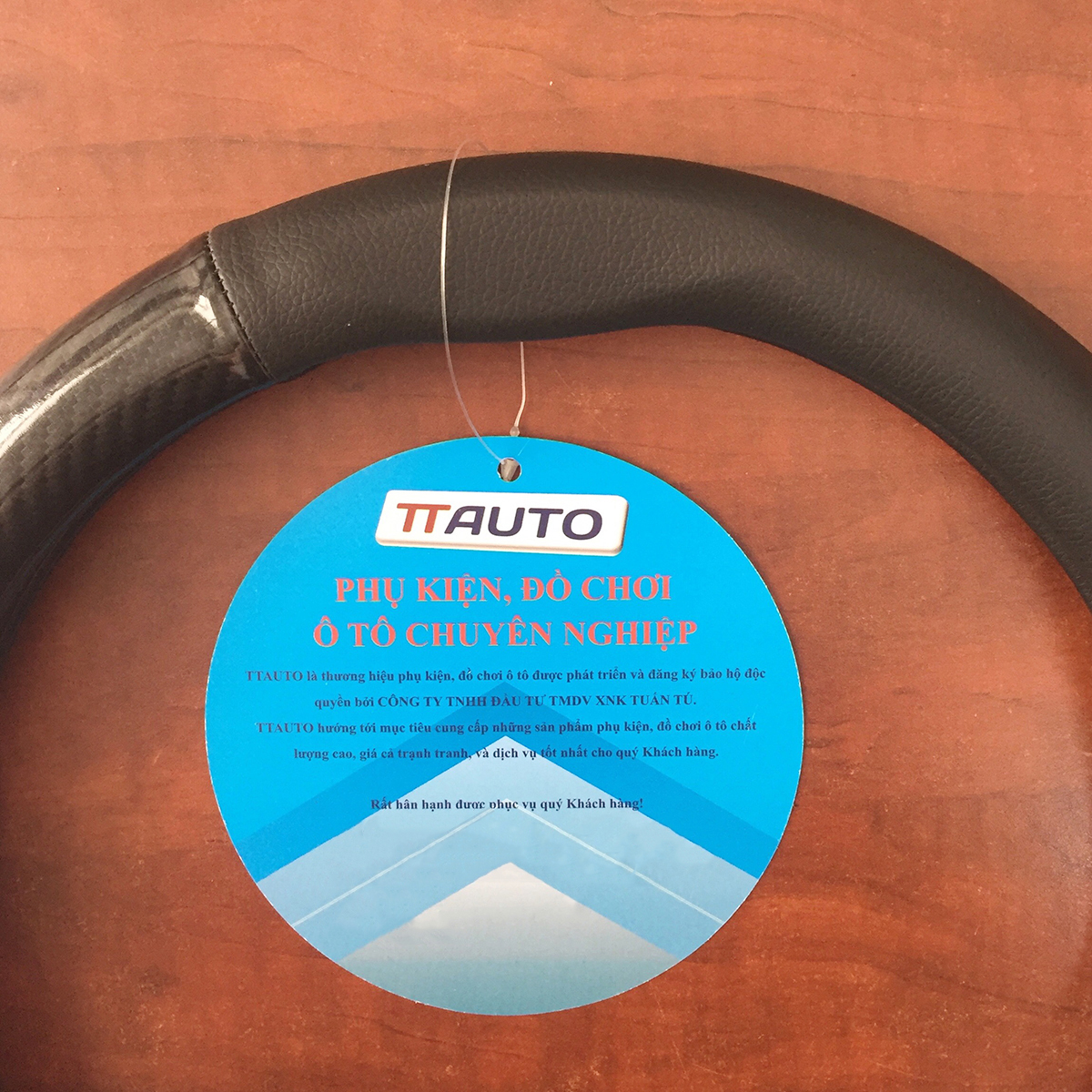 Bọc vô lăng TTAUTO kiểu dáng D Cut cho xe ô tô từ 4 đến 7 chỗ chất liệu da vân carbon cao cấp (Đen)
