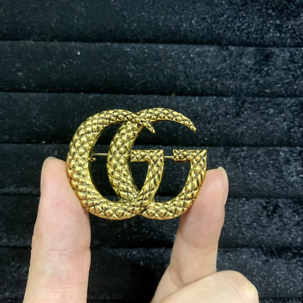 Ghim tag cài áo G21V mặt đồng vân thời trang