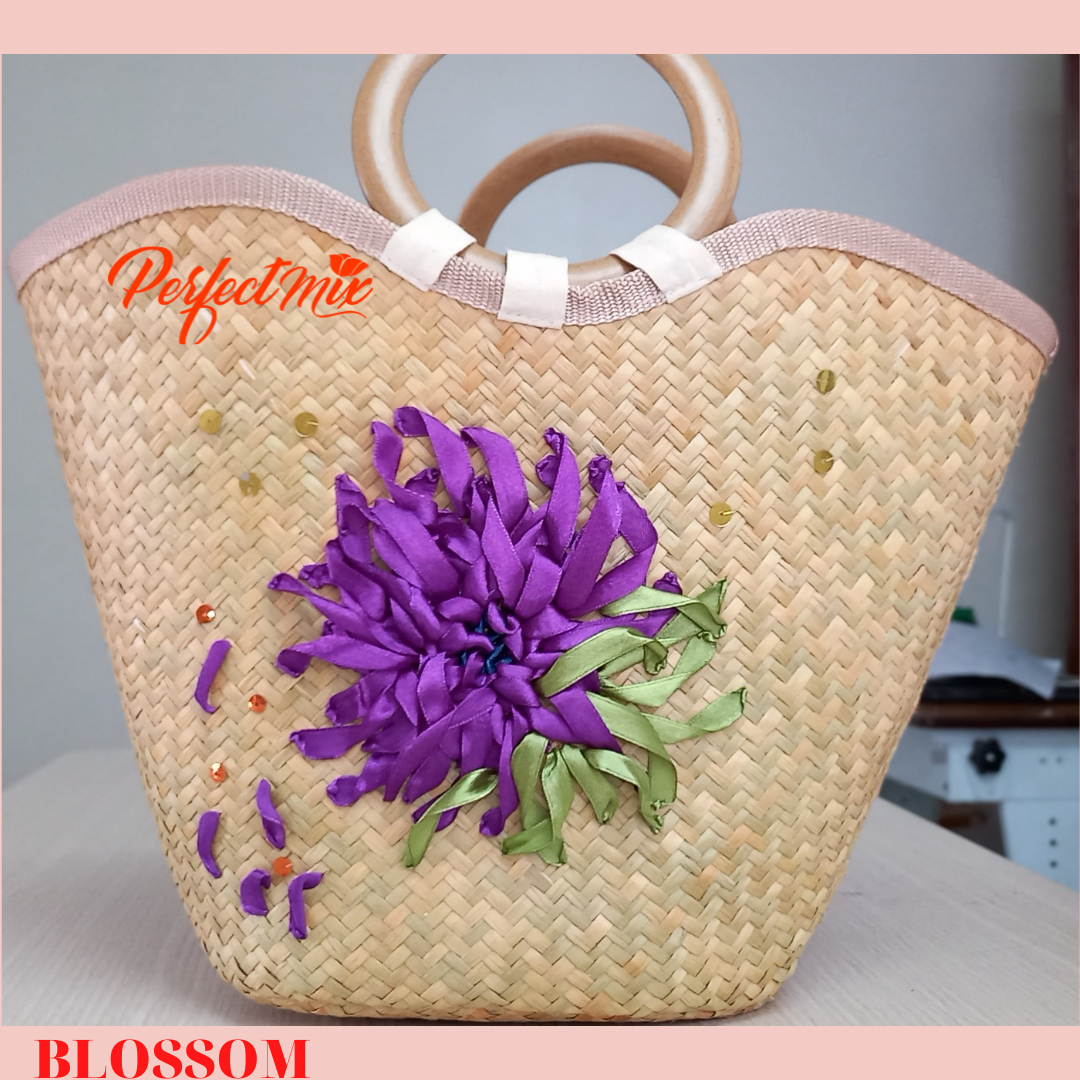Túi đi biển-giỏ cỏ bàng, giỏ thêu tay trực tiếp- thêu ribbon  tinh tế và hài hòa màu sắc.