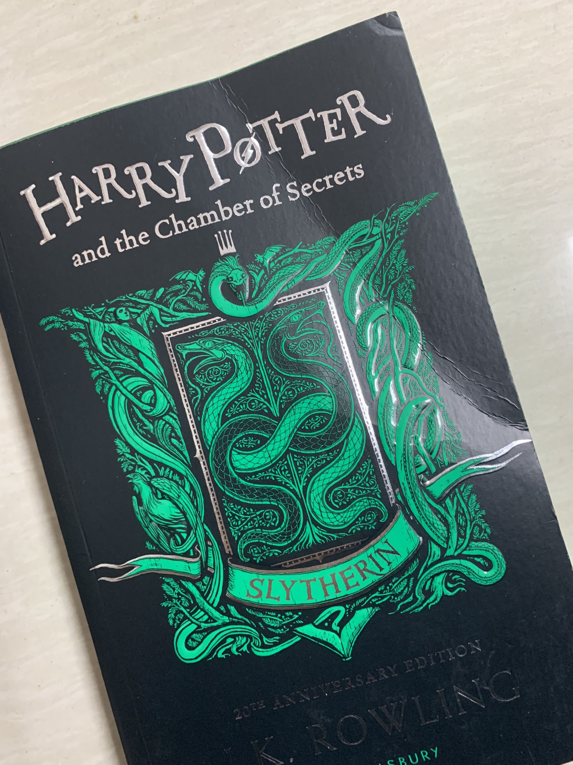 Harry Potter Part 2: Harry Potter And The Chamber Of Secrets (Paperback) Slytherin Edition (English Book) (Gãy bìa trước và bìa sau do vận chuyển)