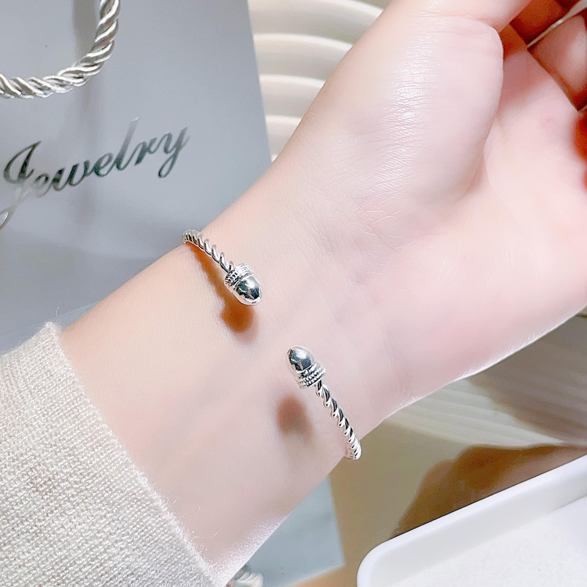 Vòng tay bạc kiểu xoắn charm chữ chất liệu bằng bạc MS023