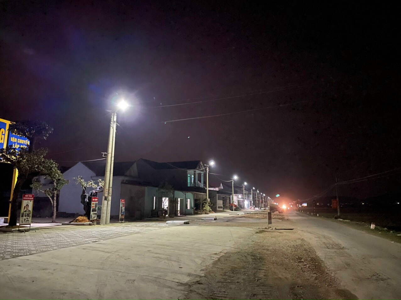 Đèn Đường Cao Áp Năng Lượng Mặt Trời SUNTEK SP-S30 Solar Street Light - Chip Led Nhập Khẩu Siêu Sáng, Hoạt động 22 giờ liên tục, Tự động Bật/Tắt, Chống Nước/Bụi/Sét