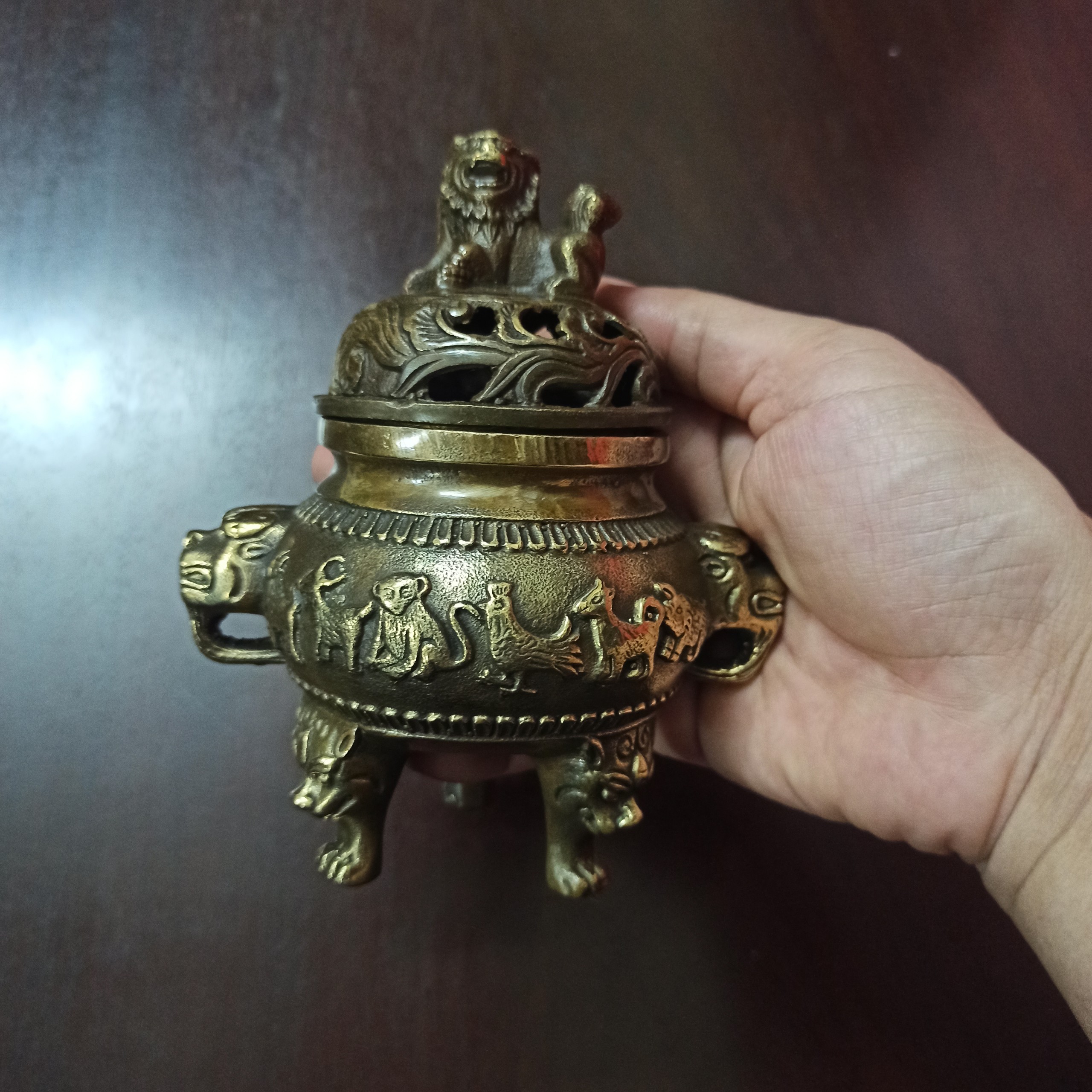 Lư đồng xông trầm, lư đốt trầm bằng đồng đúc liền khối hoa văn 12 con giáp màu nâu giả cổ - Đồ đồng Nguyệt Ánh