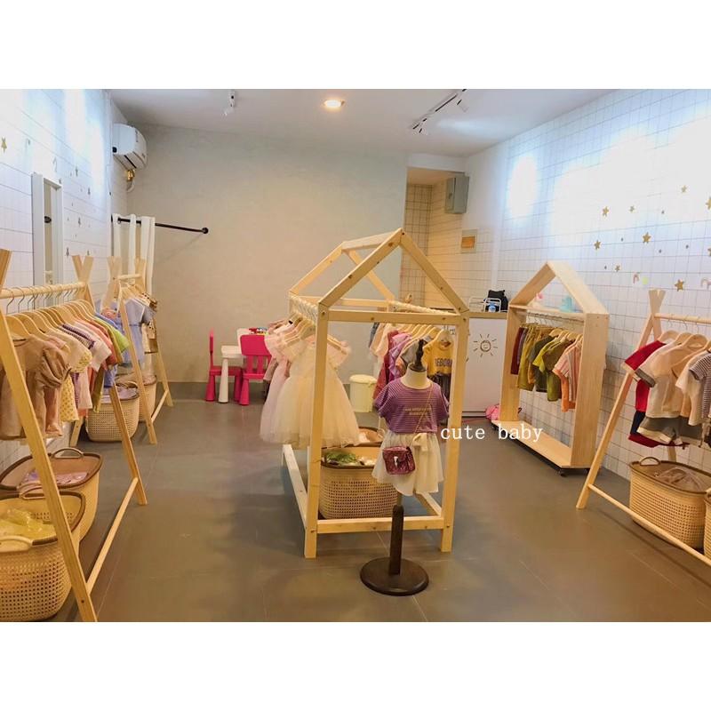 Kệ gỗ treo đồ Kệ treo quần áo shop trẻ em  giá treo quần áo có bánh xe trang trí shop thời trang