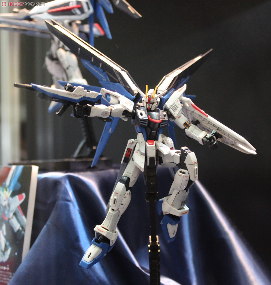 ĐỒ CHƠI FREEDOM GUNDAM RG 1/144 BANDAI MÔ HÌNH LẮP RÁP