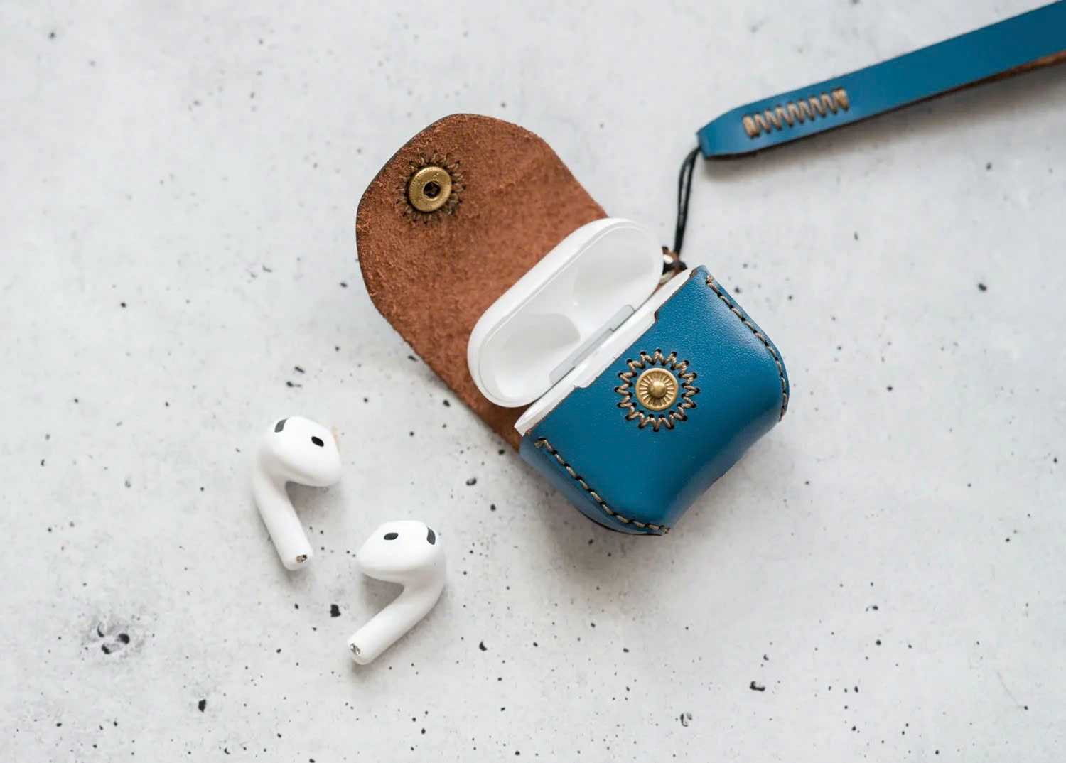 Bao da dành cho nút bấm Airpods 5 , hiệu Khắc Tên, chất liệu da bò - Hàng chính hãng