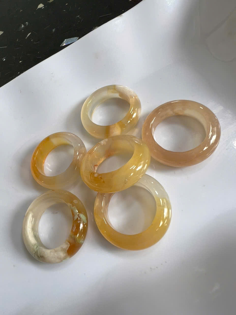 Nhẫn Nữ mới Đá Mã Não Bông Vàng Trắng Đậm Nhạt Bóng Đẹp Ni 17mm Cao 7mm Dầy 4mm Chị em Nữ mệnh Kim mệnh Thủy mệnh Thổ đeo lên tay xinh xắn may mắn ạ