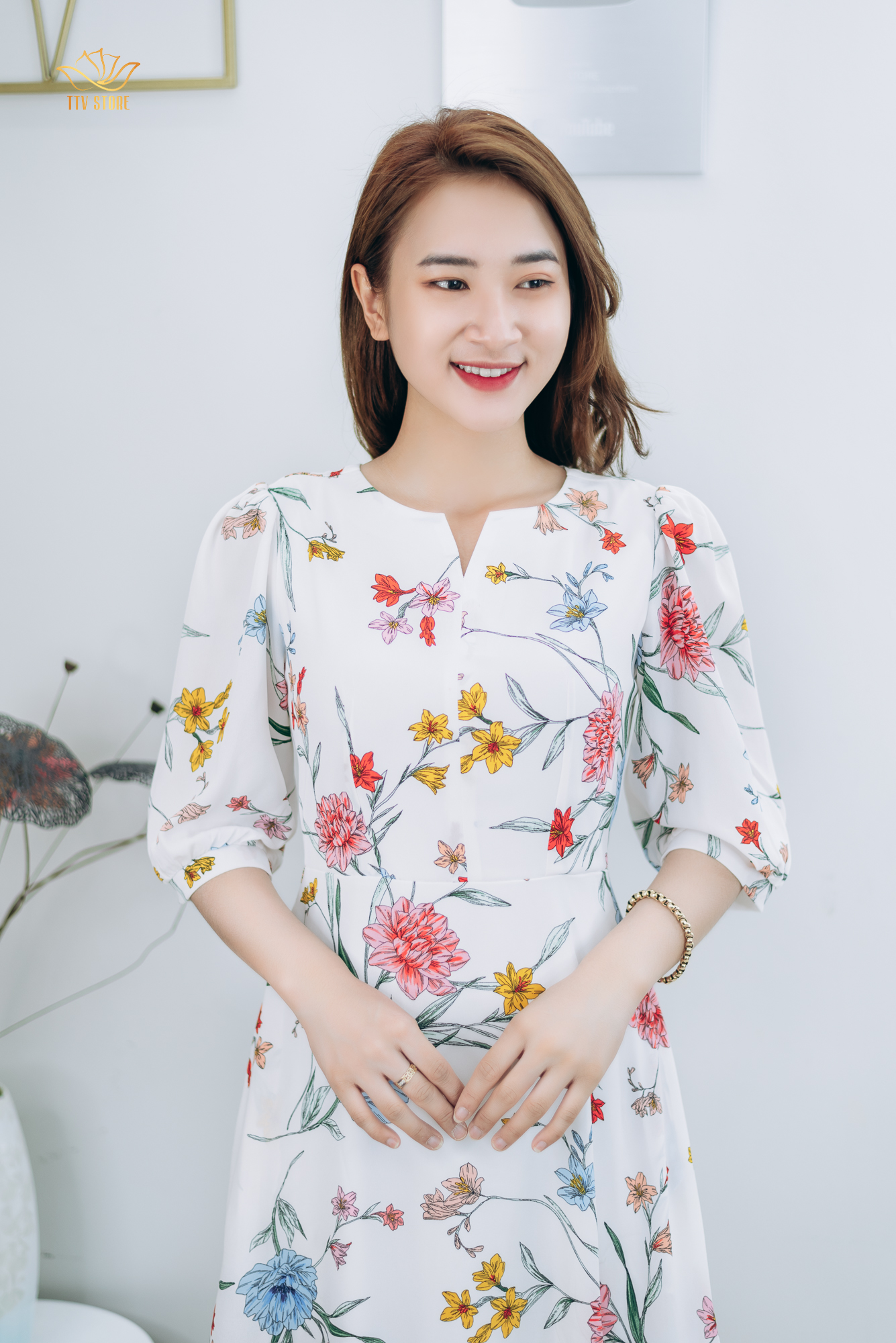 Đầm xòe thiết kế trung niên cao cấp sang trọng Cổ tròn khoét V tay lỡ màu Trắng hoa TTV STORE TTV1319