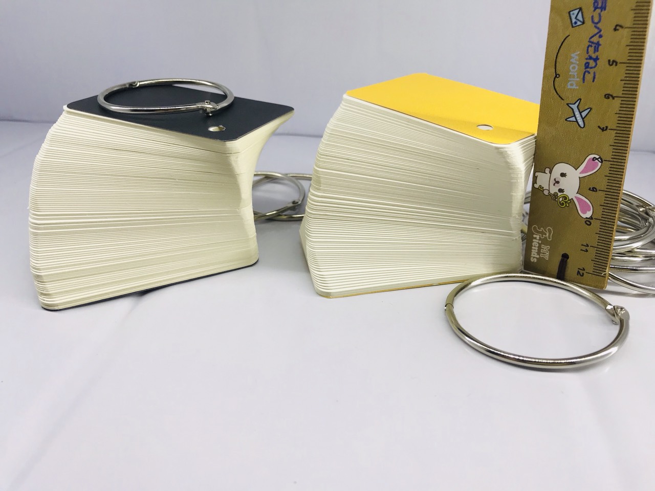 200 Thẻ Flashcard Trắng 5x8cm Dày Giấy Ivory 350gms Kèm Khoen Bìa - Giao Màu Ngẫu Nhiên