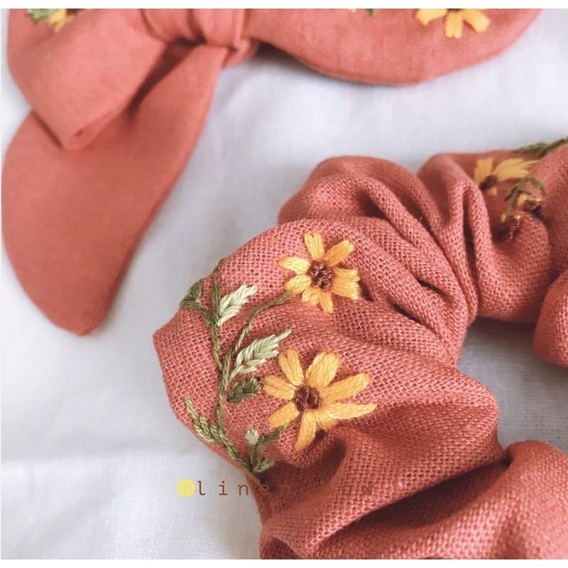 Nơ và scrunchies thêu hoa dã quỳ