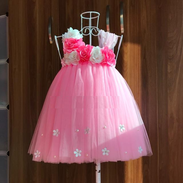 Đầm tutu hồng phấn đính hoa hồng trắng hồng xen kẽ