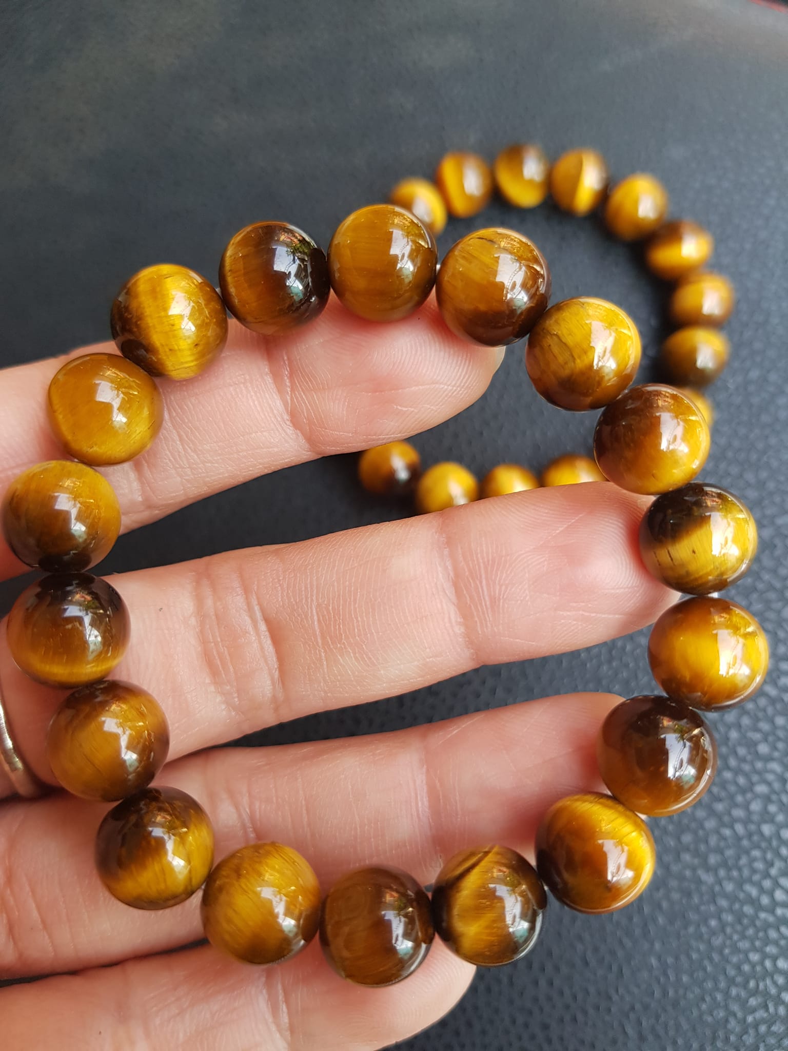 Vòng đá mắt hổ tự nhiên vàng nâu đậm Size 10mm bóng đẹp 18 hạt Nữ mệnh thổ mệnh Kim mệnh Thủy đeo ạ
