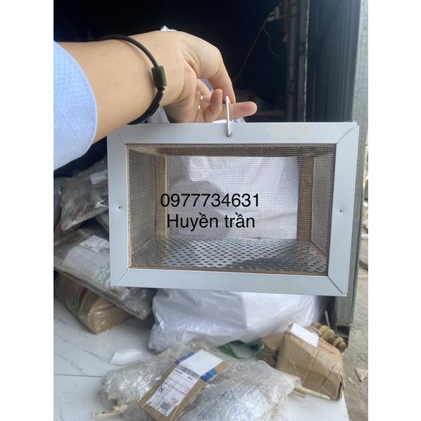 Hộp  đựng dế, sâu, cào cào phụ kiện lồng chim cao cấp kích thước16cmx23cmx18,5cm.