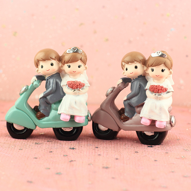 Tượng trang trí Chú rể và cô dâu ôm bó hoa hồng trên xe máy dễ thương