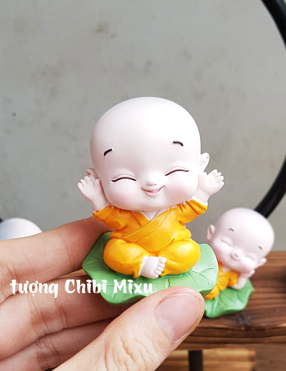 Bộ 04 chú tiểu lá sen áo vàng kèm chân đế giả gỗ