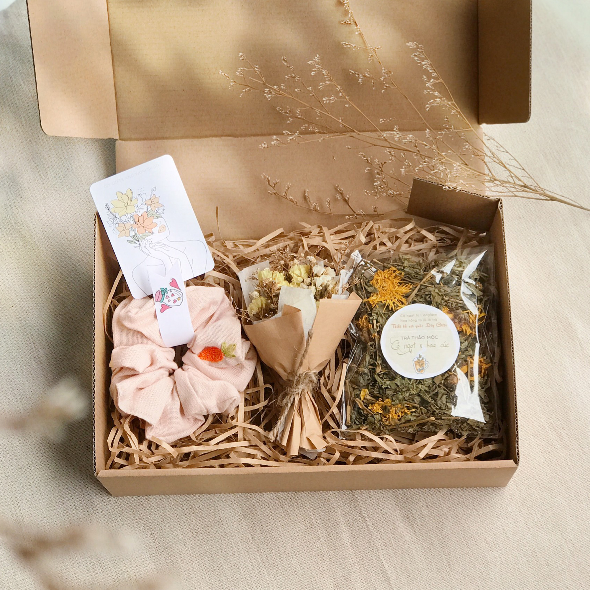 SET QUÀ TẶNG NẾN THƠM, HOA, TRÀ, CỘT TÓC LINEN THÊU TAY, HỘP QUÀ TẶNG BẠN GÁI, QUÀ TẶNG SINH NHẬT, VALENTINE