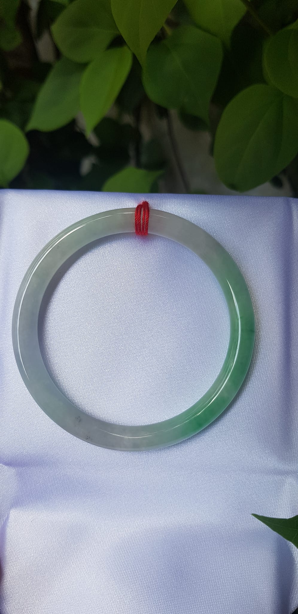 Vòng tay đá cẩm thạch tự nhiên TR Lý A 50mm x cọng nhỏ 6,2mm Màu trắng bóng xanh lý đậm 1 bên bóng đẹp Nữ 50kg - 55kg đeo ạ