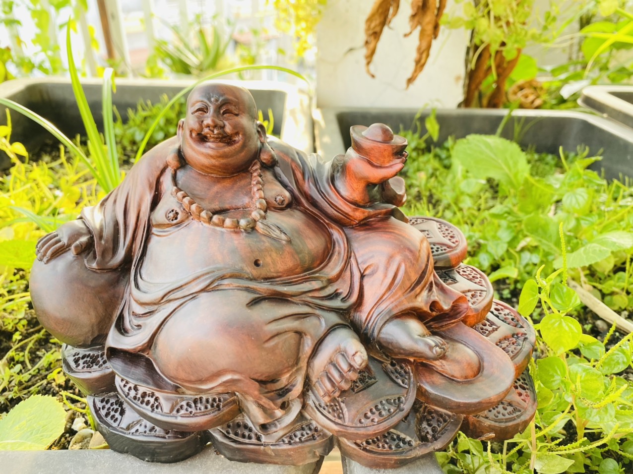 Tượng di lạc cầm thỏi vàng