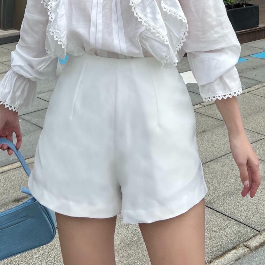 KIOBI - Quần shorts Cindy form lưng cao dáng cơ bản, 3 size S | M | L, có túi, vải kaki gân trắng - KIQS224139TS