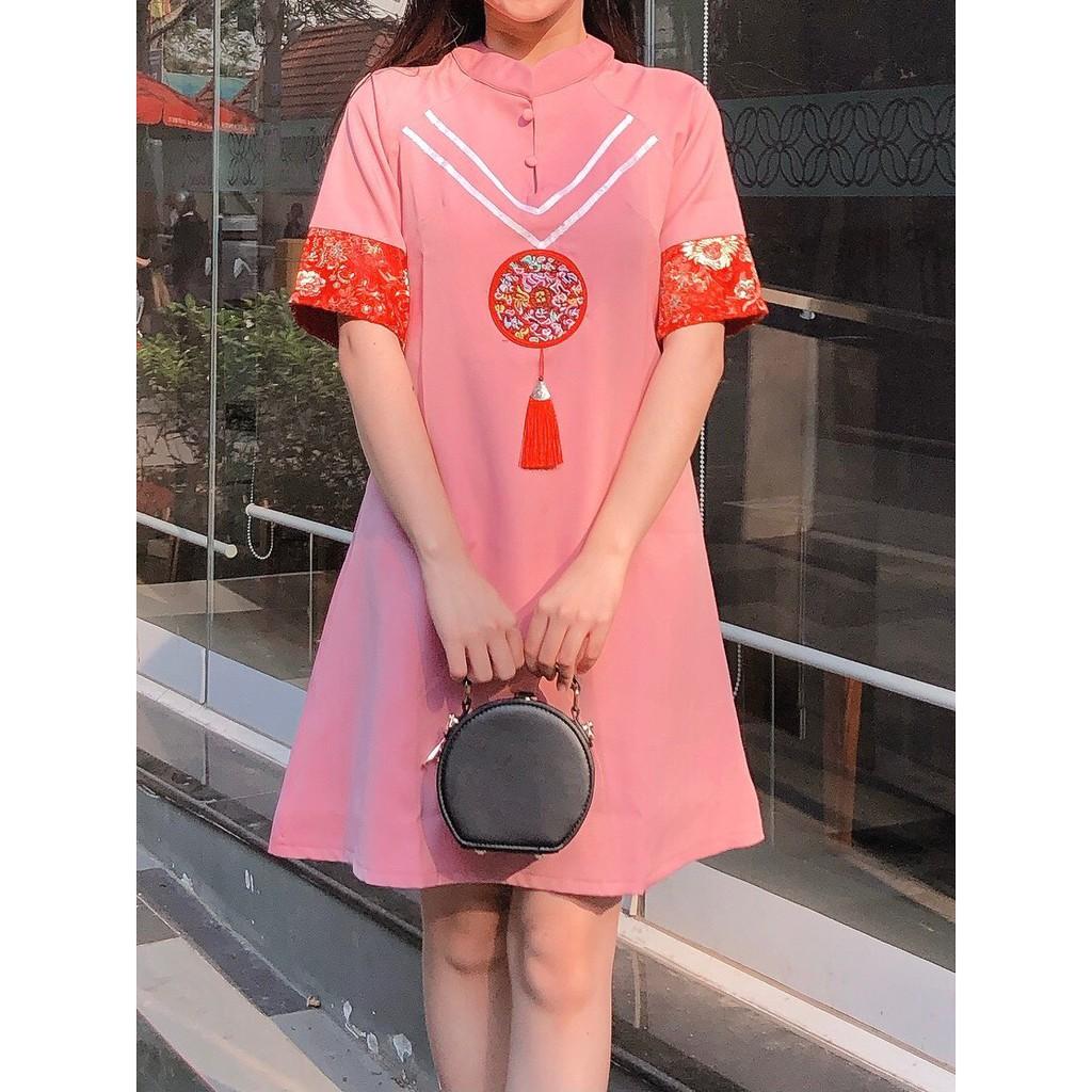 ĐẦM GẤM TẾT ĐỎ CỔ TÀU PHỐI TAY GẤM PHỐI VIỀN TRẮNG NGỰC GẤM TRÒN DÁNG XÒE
