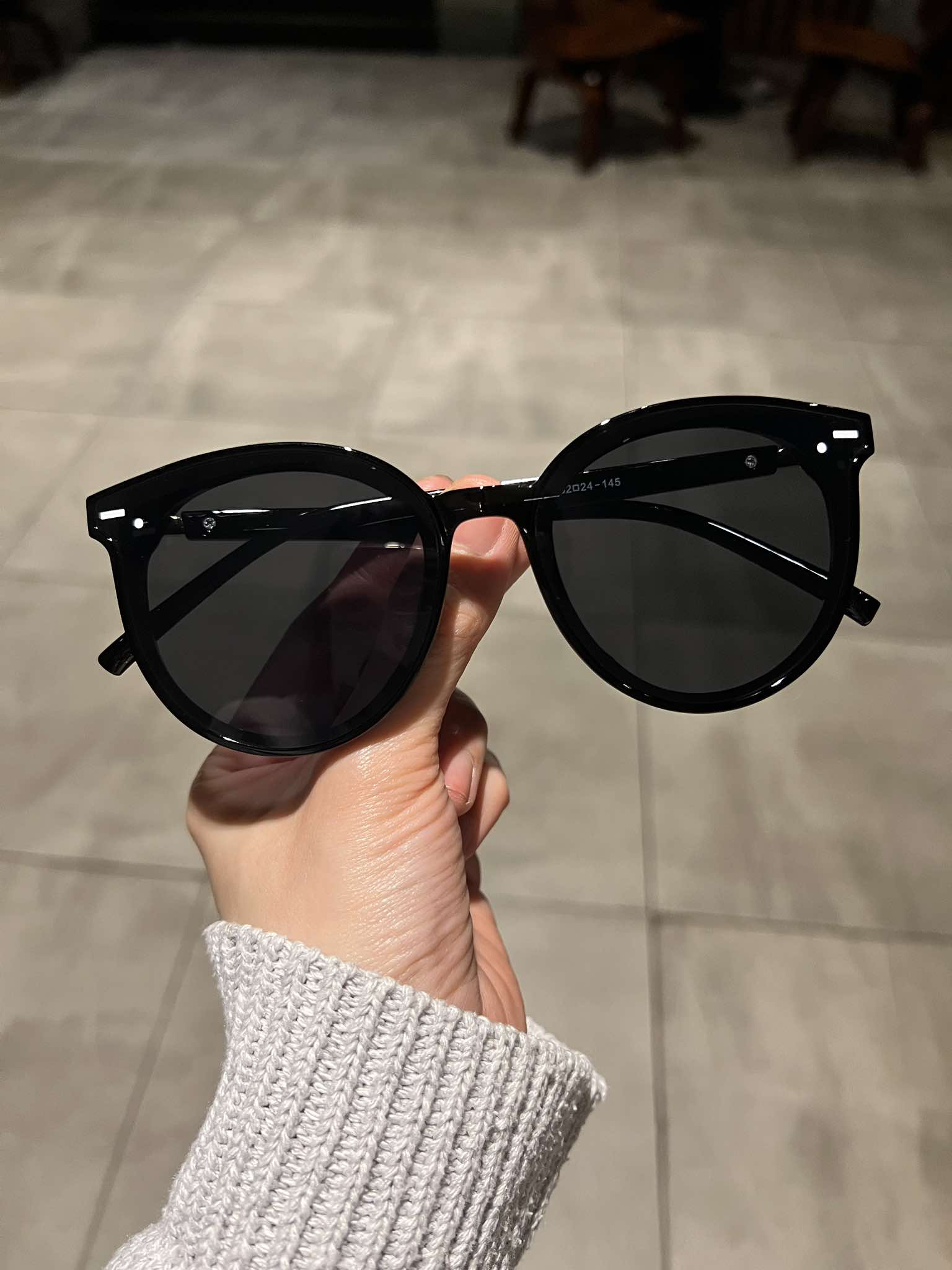 Kính râm Mắt tròn đen chống nắng uv thiết kế đơn giản cho nam nữ