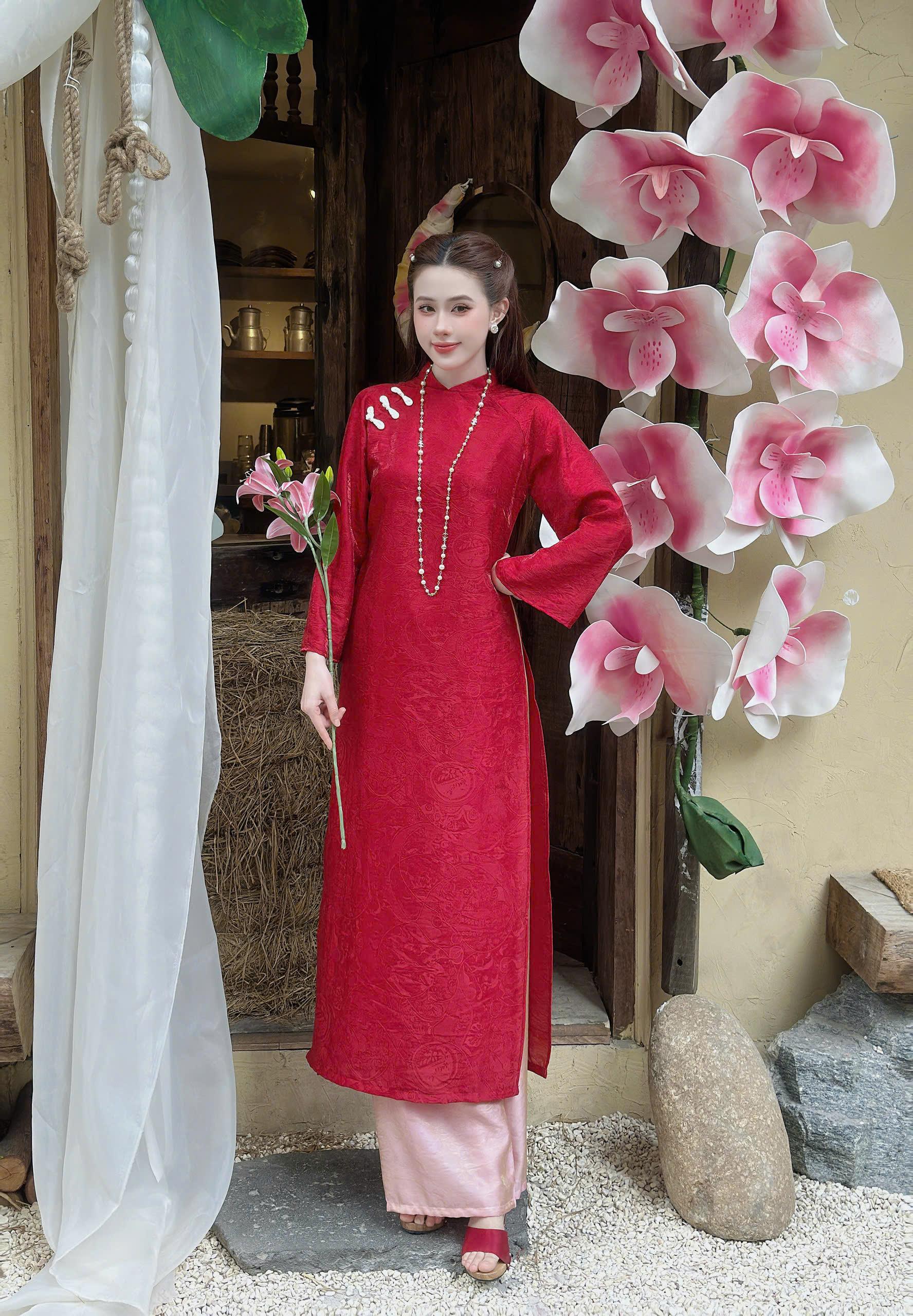 Áo Dài Tơ Ánh Đỏ Hoa Văn Cao Cấp – Thanh Lịch &amp; Nổi Bật - Áo đỏ quần vàng