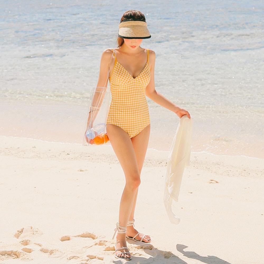 Áo tắm nữ kẻ sọc màu vàng trong bộ sưu tập đồ đi biển 2021 SPORTY sw2390