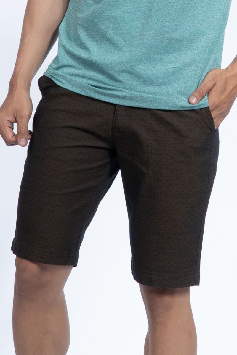 Quần Short khaki nam Novelty nâu đen chấm bi NSKMHTNCSR1901790