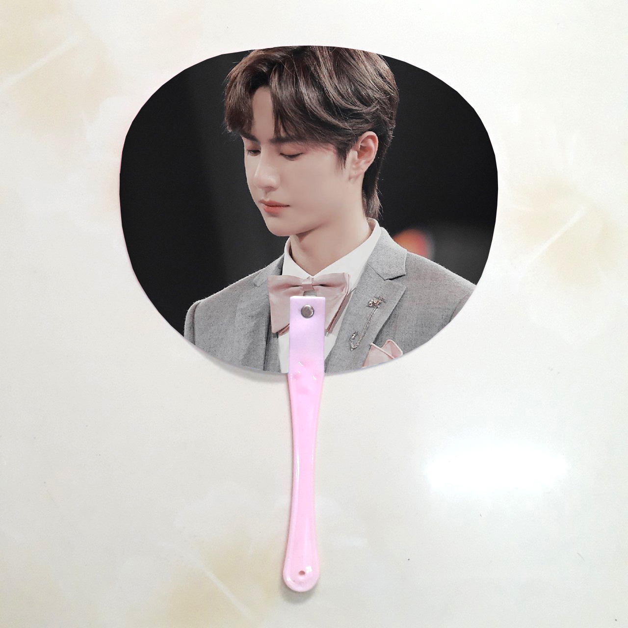 Qụat cầm tay  Vương Nhất Bác