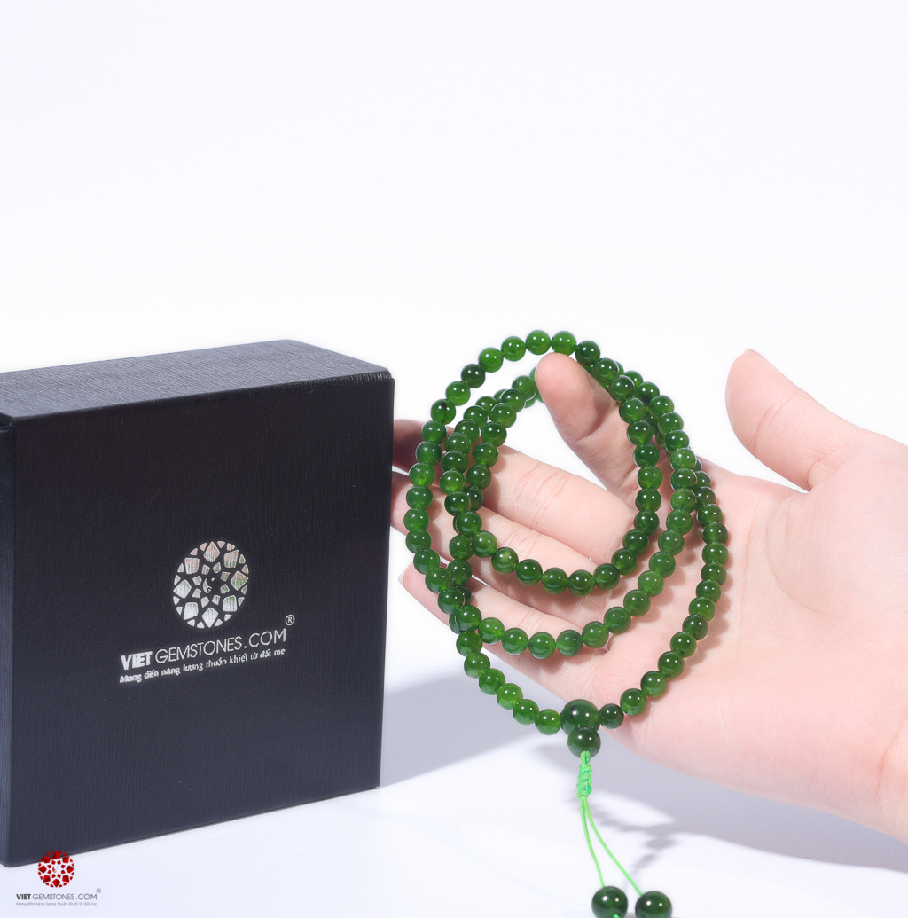 Vòng tay 108 hạt ngọc bích 6mm Canada tự nhiên, dùng đeo tay và lần hạt. Phật ngọc dưỡng thân tâm an lạc, đưa bạn gần hơn với năng lượng vũ trụ | VietGemstones