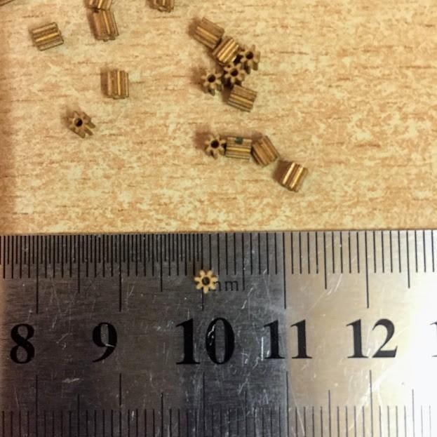 Bánh răng đồng 7 răng lỗ trục 1mm nối trục động cơ