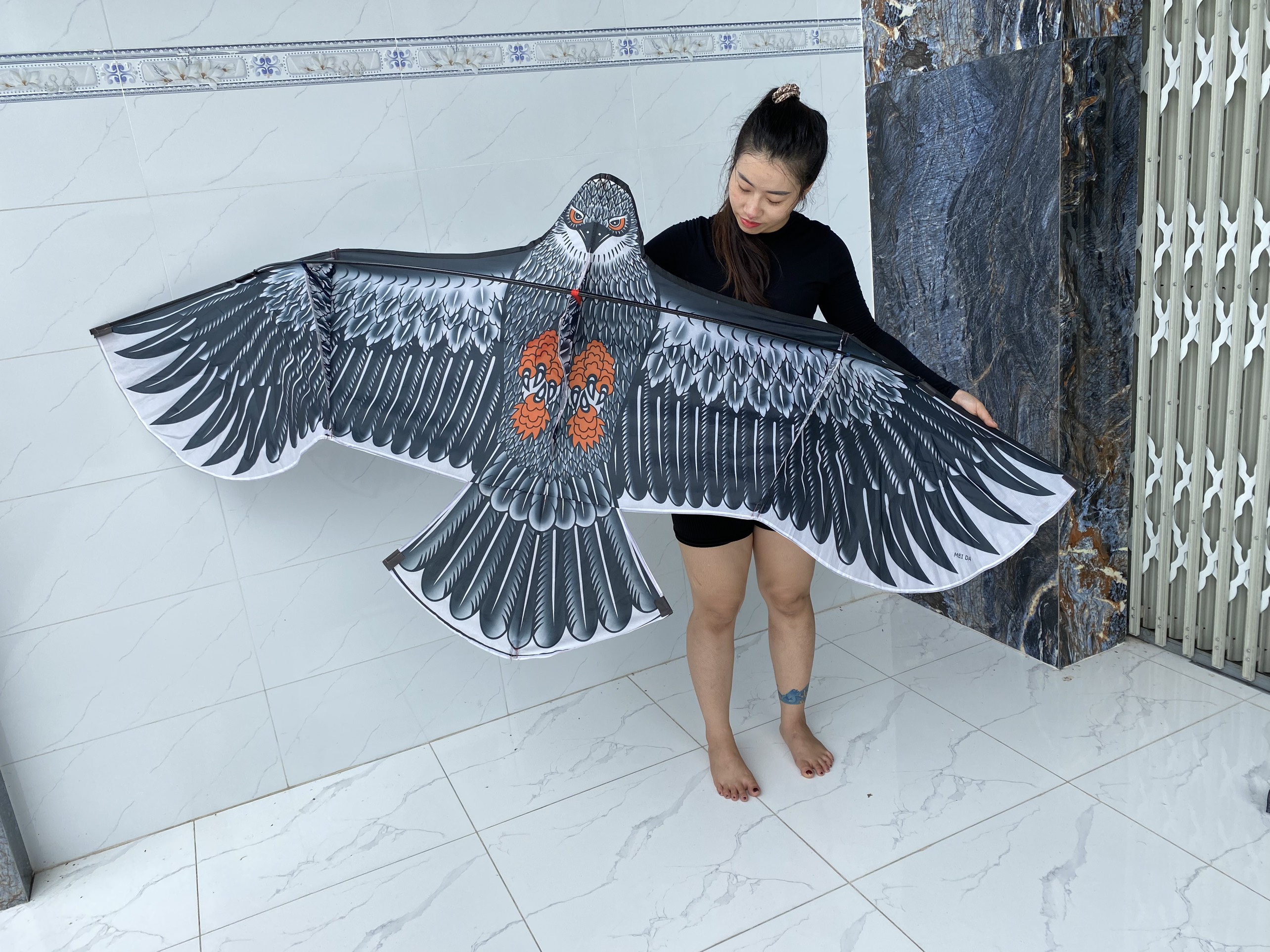 Diều đại bàng 2.4m khung cacbon giao màu ngẫu nhiên
