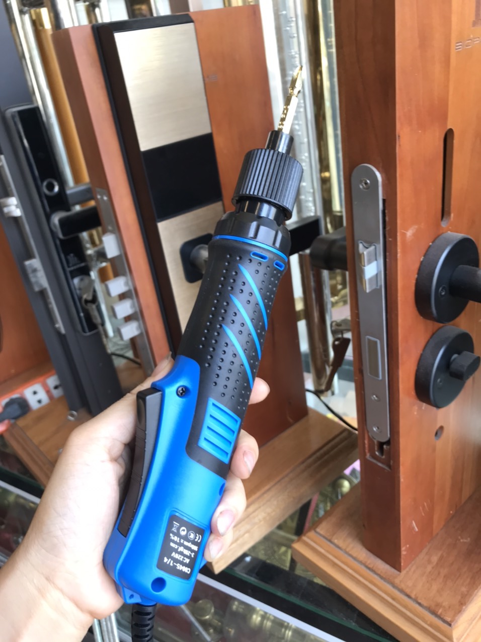MÁY BẮN VÍT C-MART C0045